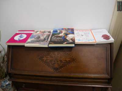 ...altri oggetti sono invece esposti in vari angoli dell�appartamento. Parliamo di libri...